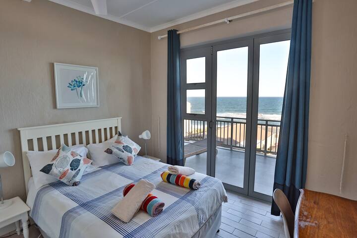 En la planta superior, dormitorio 2, con cama doble y conduce al balcón. 