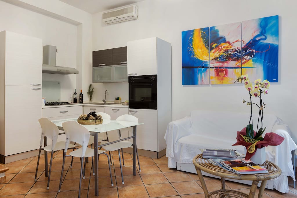 Arredamento moderno e angolo cucina