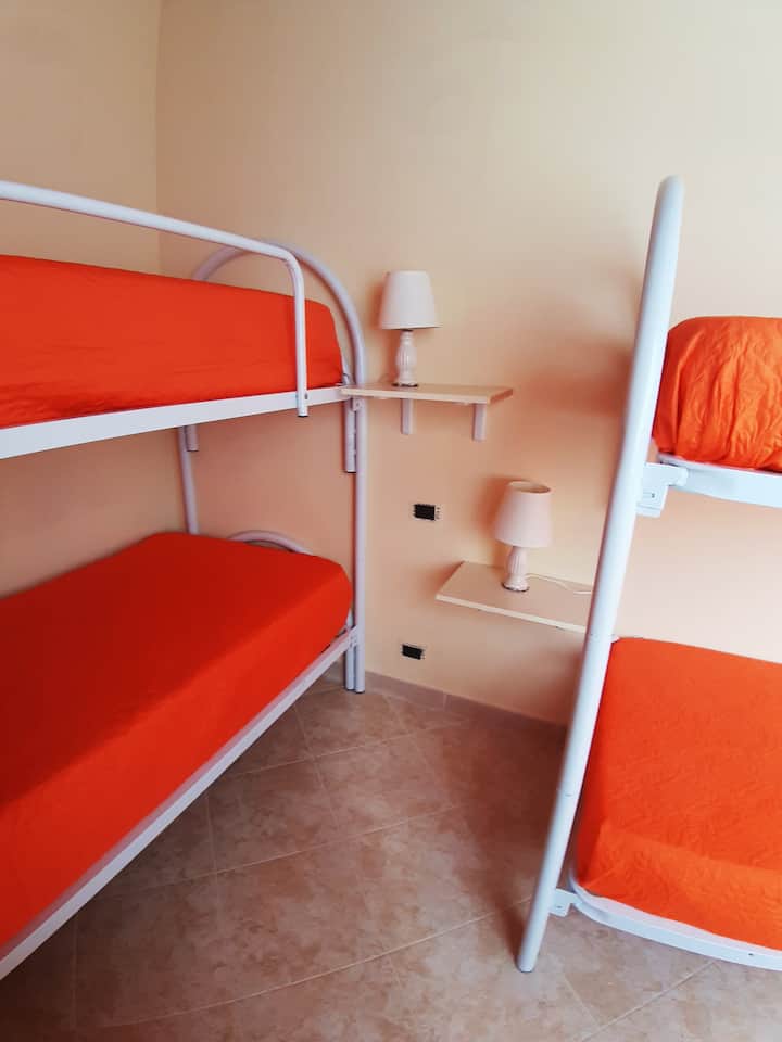 Krevatet dyshe janë në dispozicion sipas kërkesës.