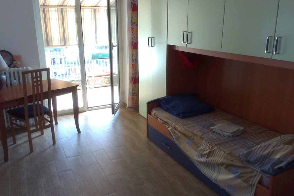 Stanza con letto e scrivania - The room with bed and desk