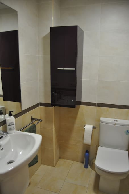 baño de cortesia