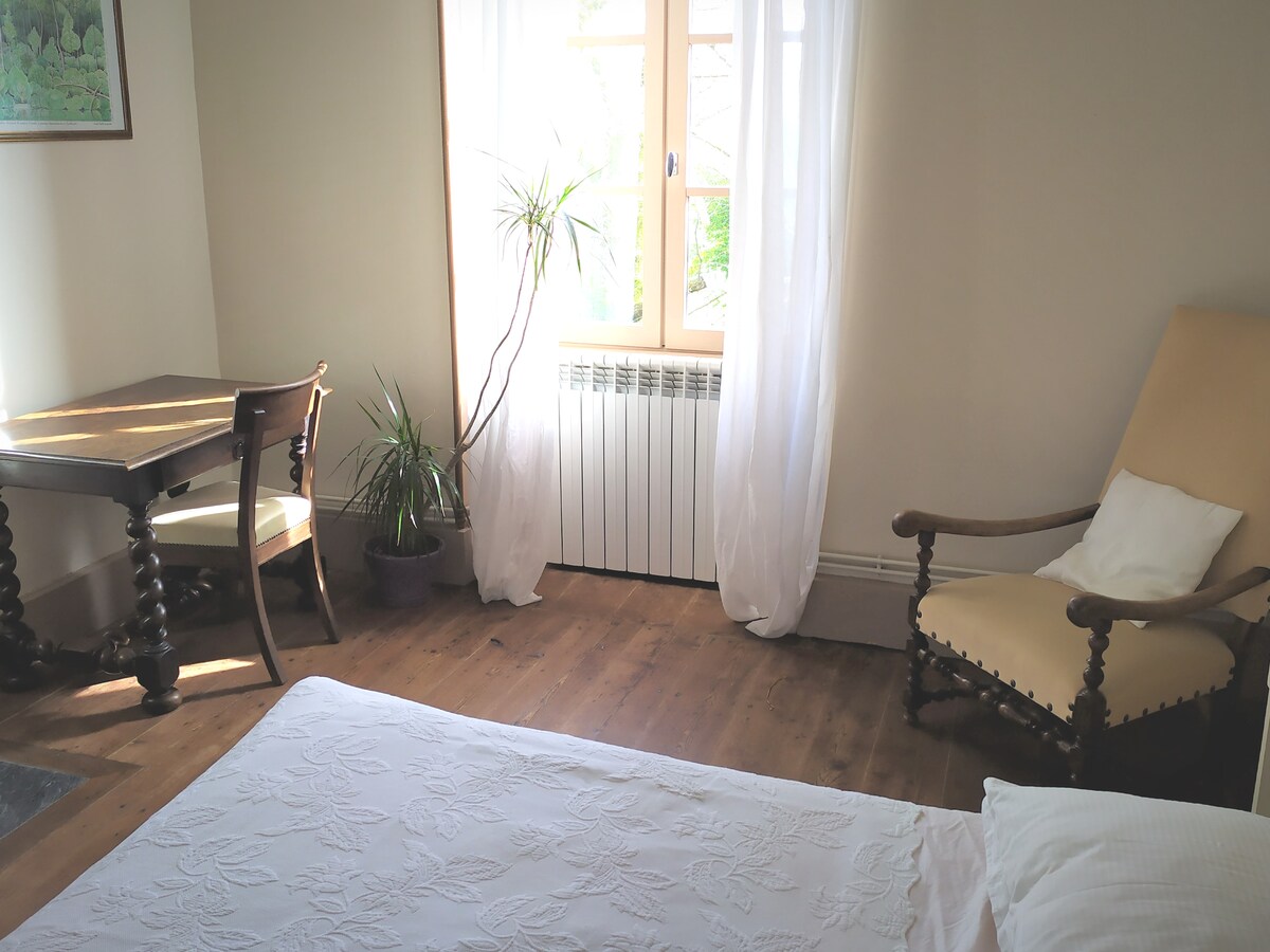 ห้องนอนในแอฟริกาและเตียงขนาด 140 ซม.