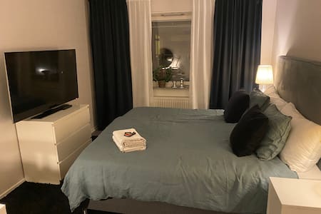 Private room with 55" Smart TV in downtown Malmö