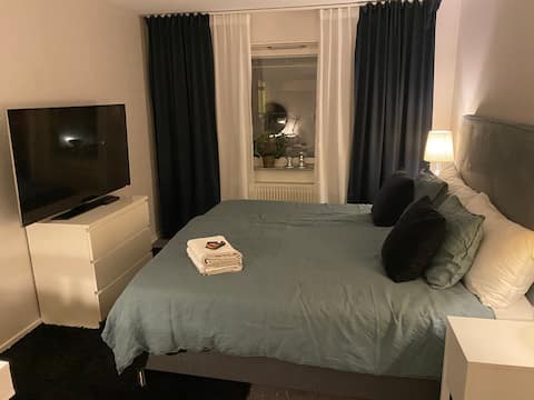 Private room with 55" Smart TV in downtown Malmö