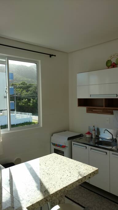 Cozinha bem iluminada e arejada.