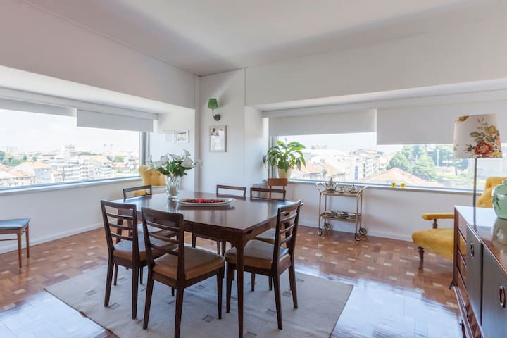 Vintage Apt. 2 / 4 – 12 People – 2 Free Parking gallery image 2