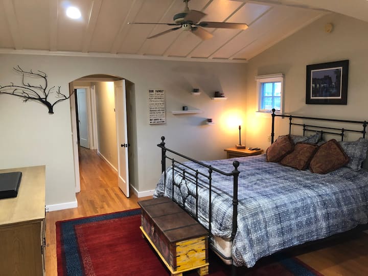 主卧配有吊扇。