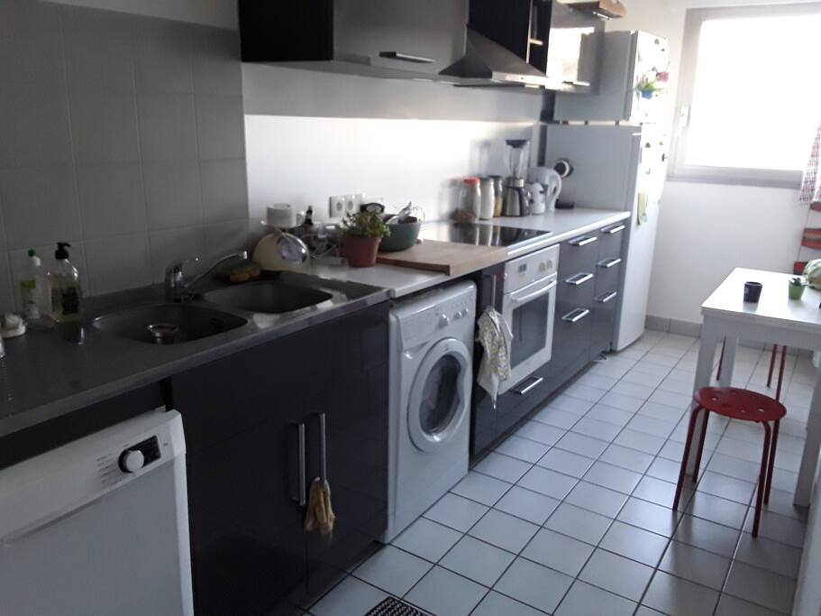 Cuisine fonctionnelle toute équipée. Lave vaisselle, lave linge, bouilloire, four,frigo,... Thé, épices, huile et lessive à disposition.