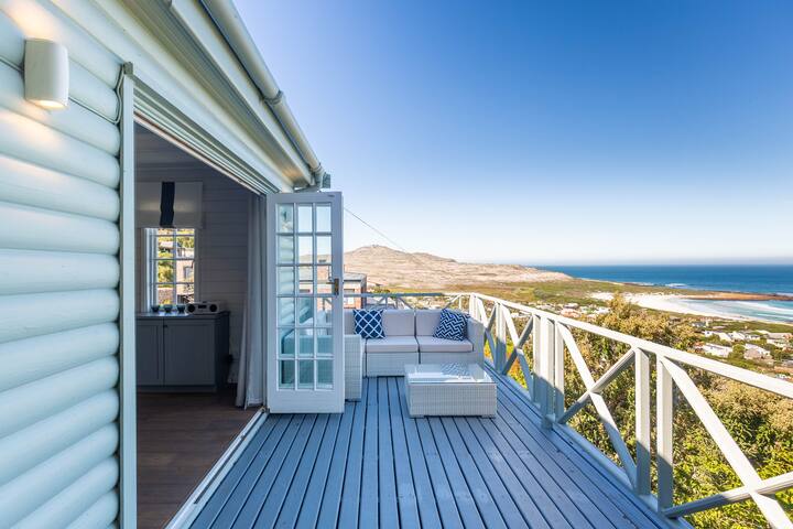 Luxurious Bungalow with Pool and Sea Views gallery image 4