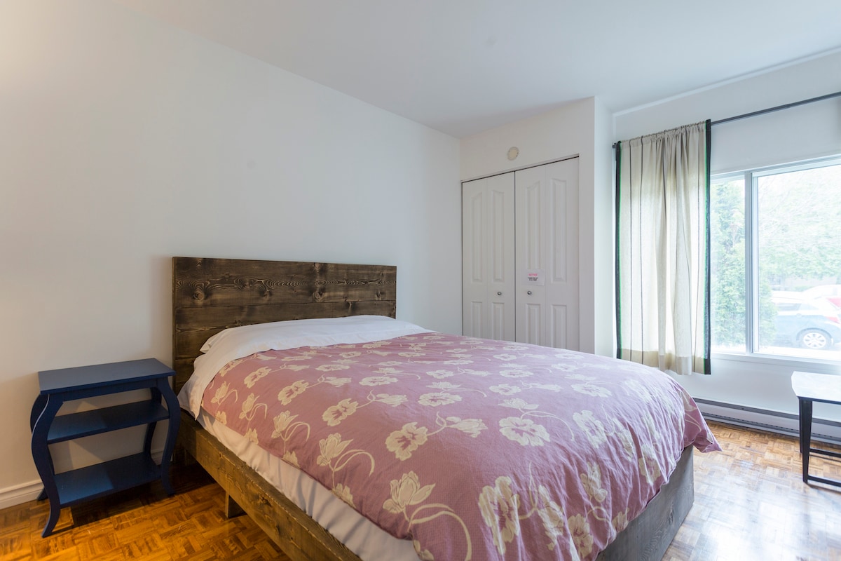 spálňa č. 4
drevená manželská posteľ s pohodlným matracom a posteľnou bielizňou  
