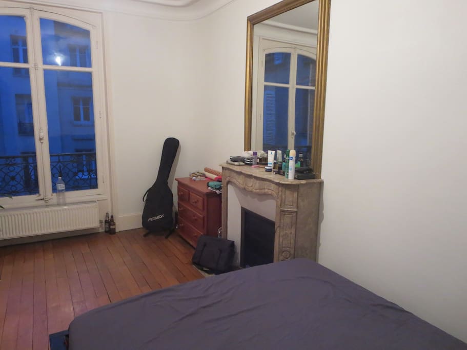 Encore la chambre avec un grand miroir