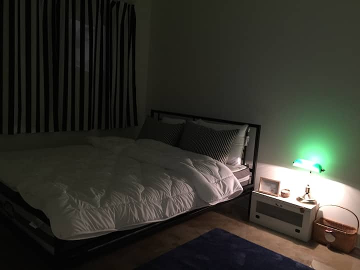 Habitación privada en planta baja para 2-3 personas.