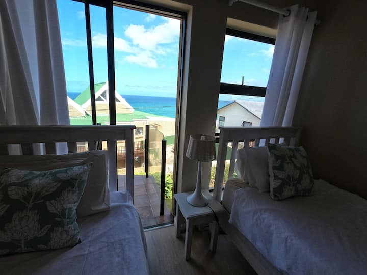 נוף מחדר השינה של האורחים. 