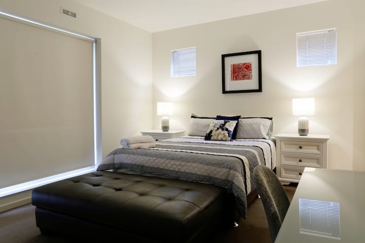 Спална соба 1 
Брачен кревет (широк 150-179 см), душек на перница, клима уред, пристап до градината
