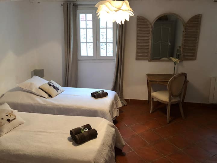 Spálňa 2 so stolom 