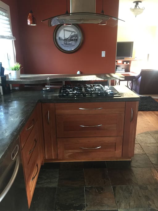 Beautiful full Kitchen with Natural Gas appliances
