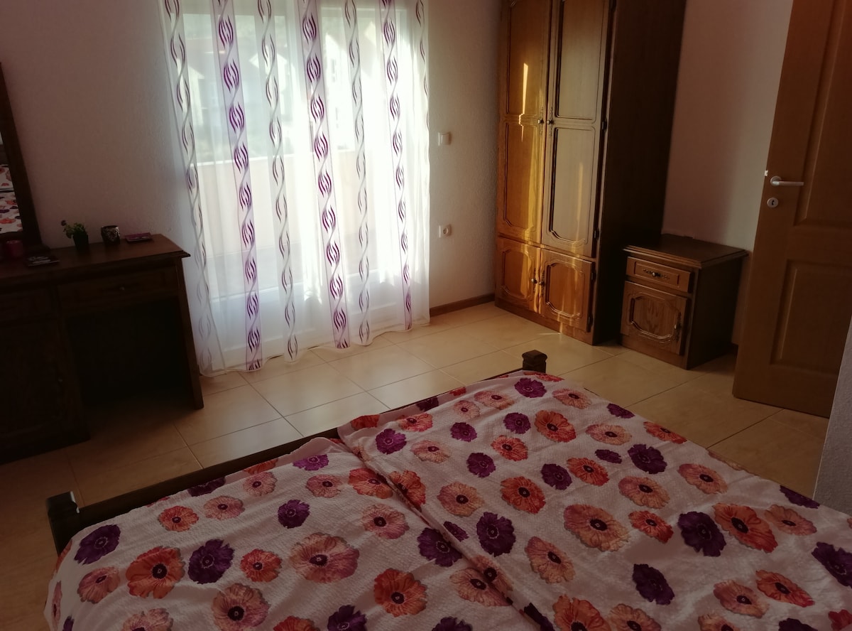 Spálňa s manželskou posteľou a východom na balkón