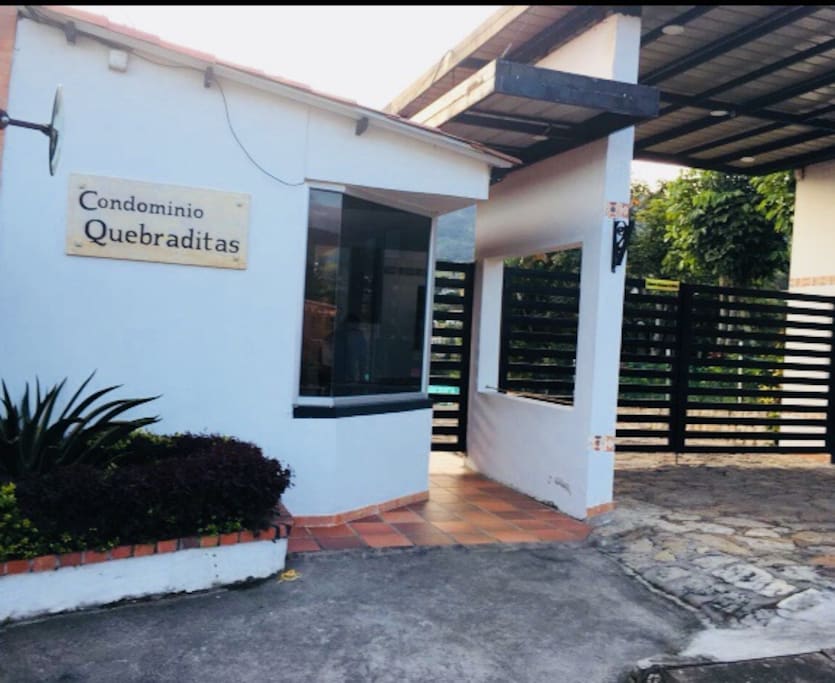 Entrada a Condominio Quebraditas