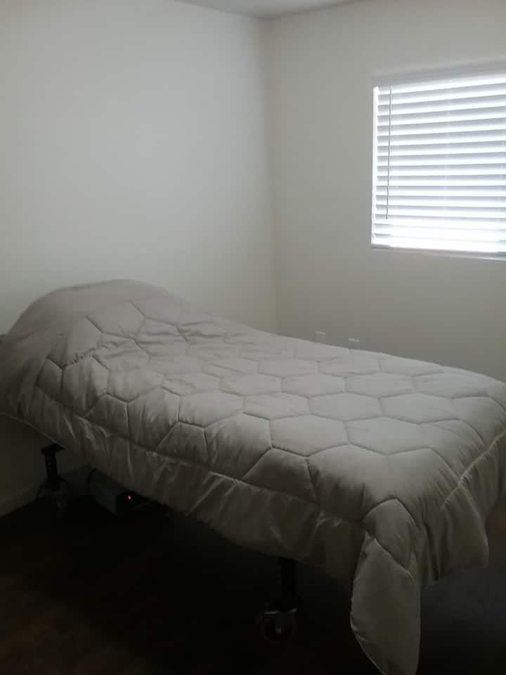 带半独立卫生间的单人床。 卫生间还与走廊相连。 