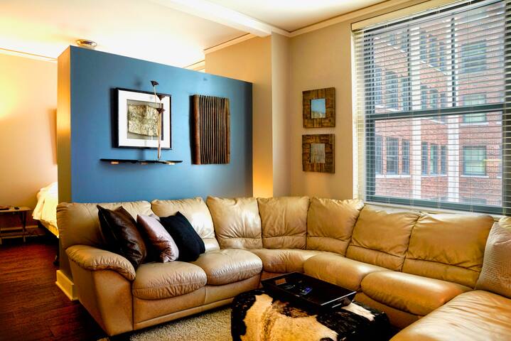 Sleeps 3/Salt Pool/Hot tub/ Walk EVERYWHERE