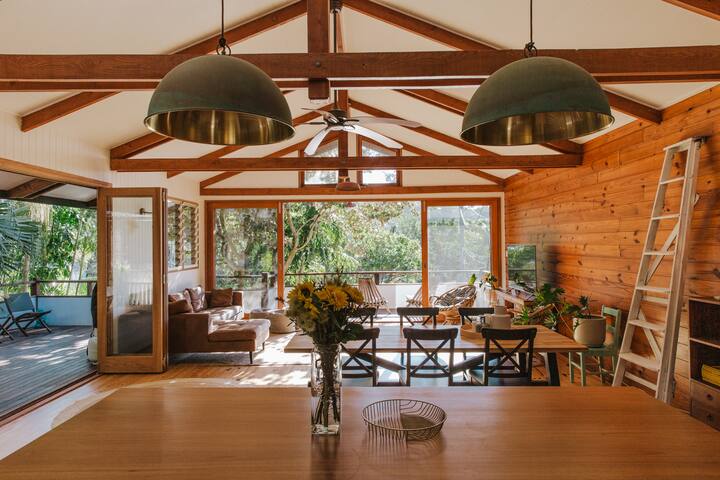 Old 55 Beach House & Studio – Wategos, Luxe, Views gallery image 3