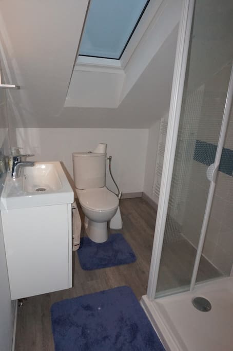 la salle de bains privative aux 2 chambres