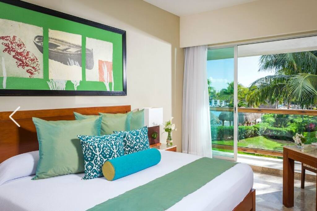 Master bedroom
King size bed