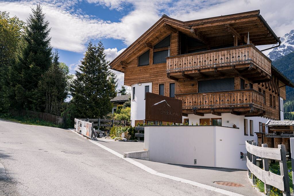 Vorderansicht des Steinberghaus zur Straße