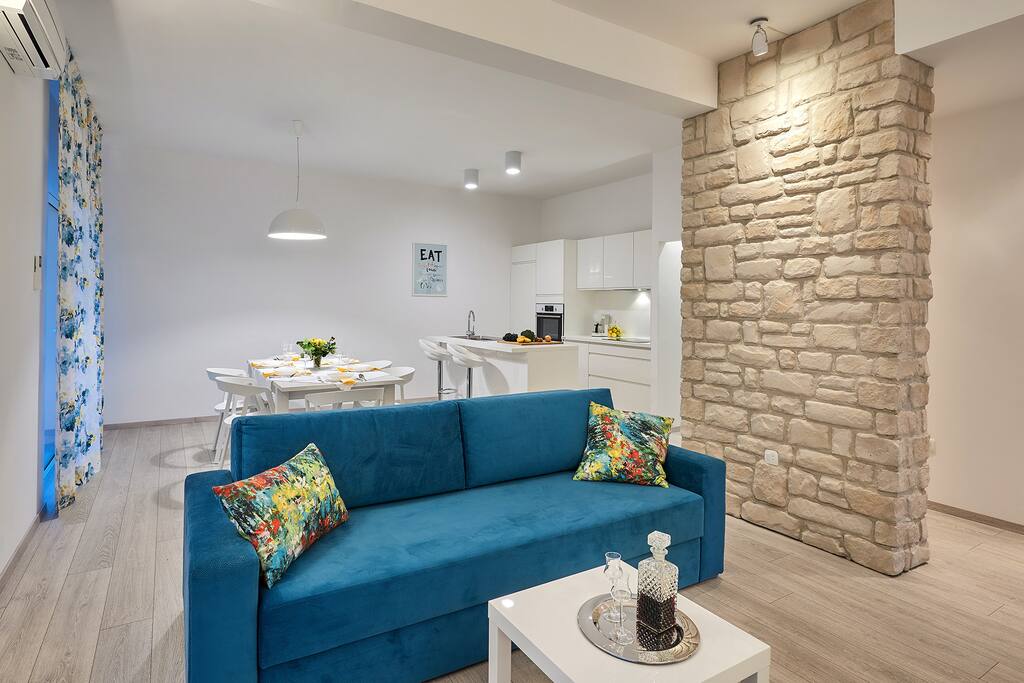 OPEN PLAN LIVING/DINING ROOM