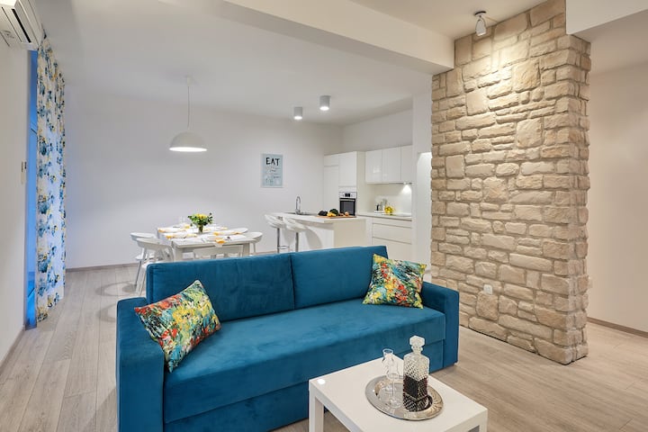 ДНЕВНА/ТРПЕЗАРИЈА СО ОТВОРЕН ПЛАН
„Многу удобен стан, простран, модерен, естетски и добро опремен, базенот и градината се прекрасни, а домаќините се многу корисни. Ви благодариме за сѐ!“- Ана