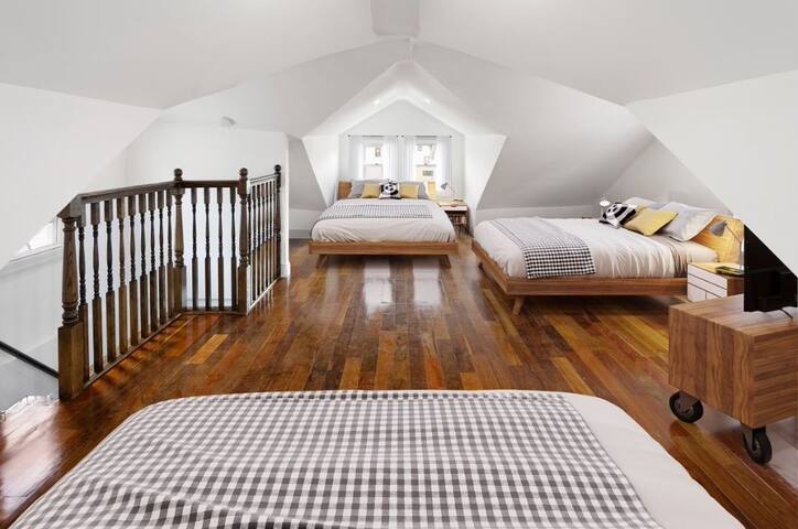 6 Bedrooms house close to LGA and JFK airport. gallery image 3