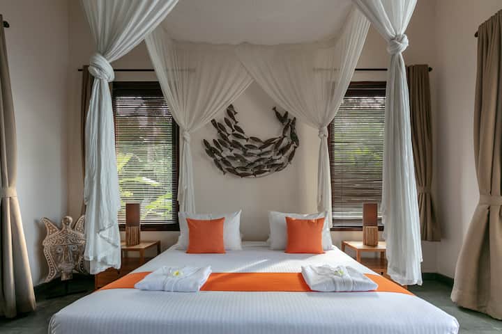 Amber bedroom - 
Located on the main floor with direct access to the pool deck, this comfortable king bed room is considered as the master bedroom of villa Naora. 
- air conditioning
- docking station for iPod/iPhone/iPad - alarm clock and safe box.
