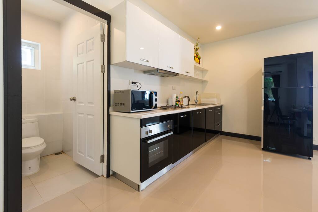 Fully equipped with kitchenware, kitchen appliance, cable, and WiFi.