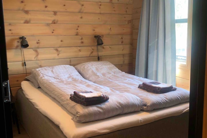 Chambre principale située au 2e étage. Lit queen size et accès direct à la terrasse.