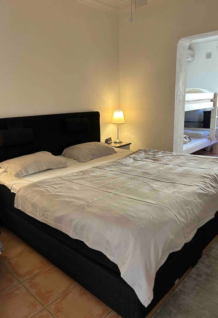 Cama doble en la planta baja 
( + dormitorio interior con litera)