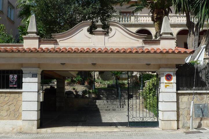 Villa en la ciudad de Palma con jardin y piscina gallery image 2