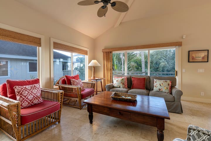 Beautiful condo, sleeps 9, short walk to beach, AC