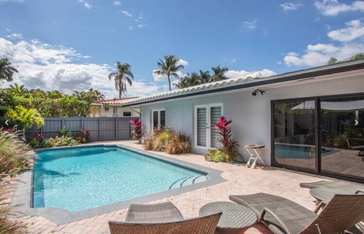 Heated Pool, 4 BR, Walk to Beach & Restaurants! gallery image 3
