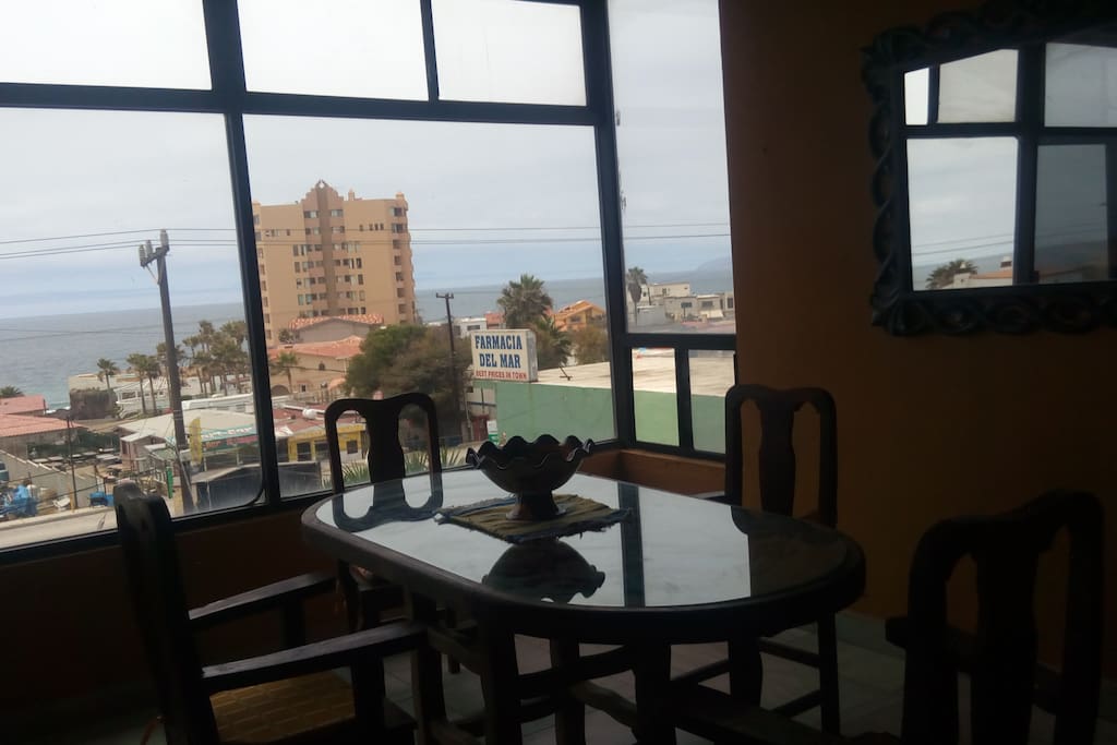 Comedor acondicionado para 4 personas con vista al mar!
