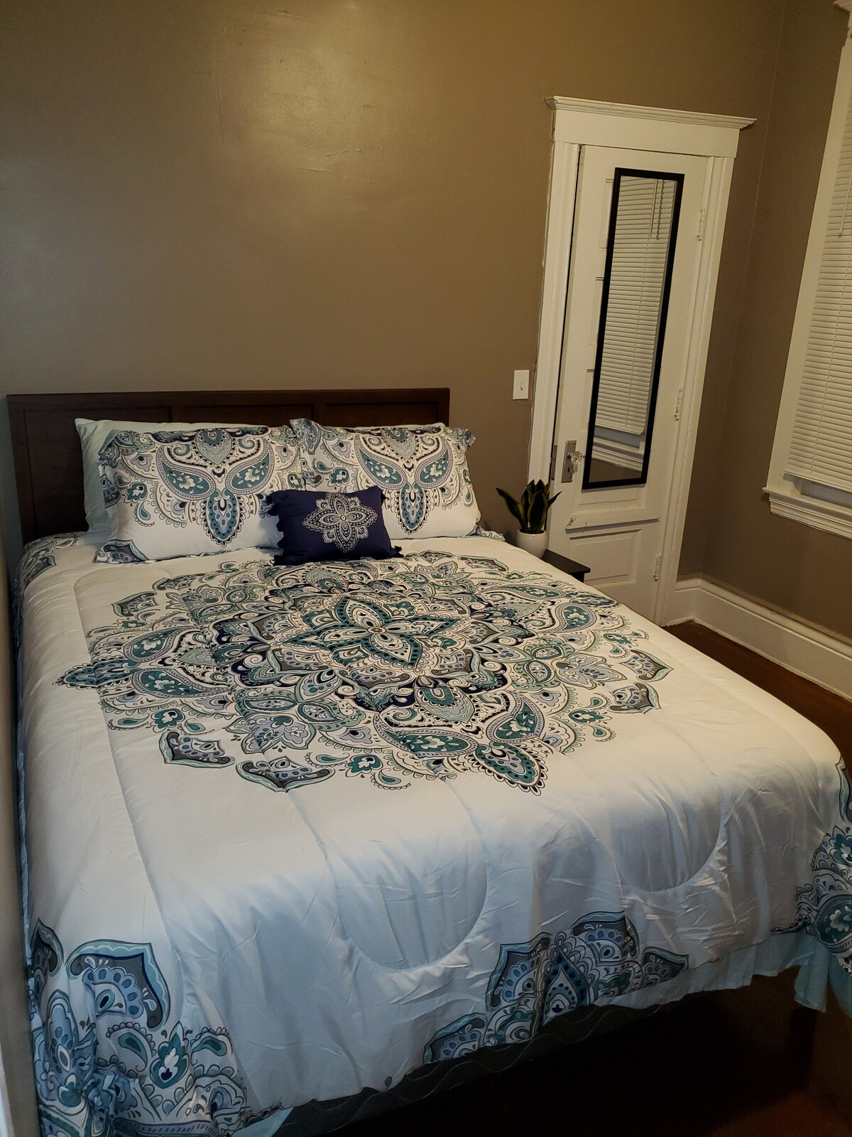 Cama tamaño queen en el segundo dormitorio