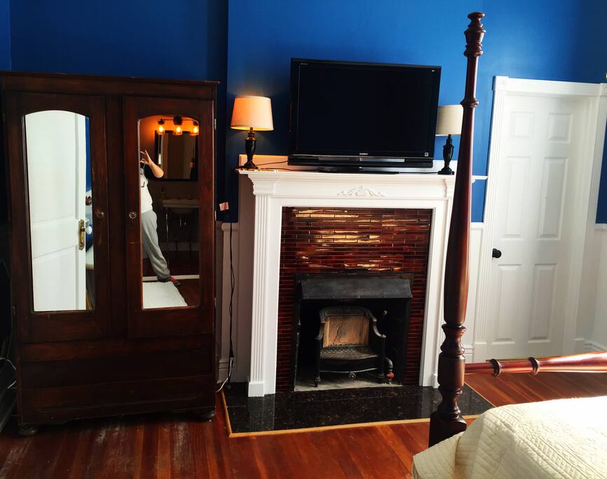 Original in-room fireplace, flat screen TV with Comcast cable, Google Chromecast or Apple TV. Fast, reliable free WiFi & 100% LED lighting. Air purifier, humidifier & vaporizer available.