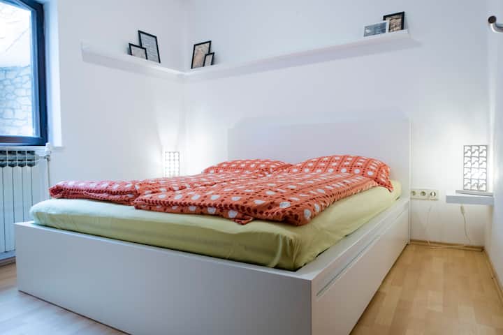 Zweites Schlafzimmer mit einem 1,60m Doppelbett