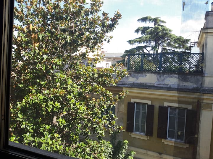 Central Rome, room on Gianicolo Hill
