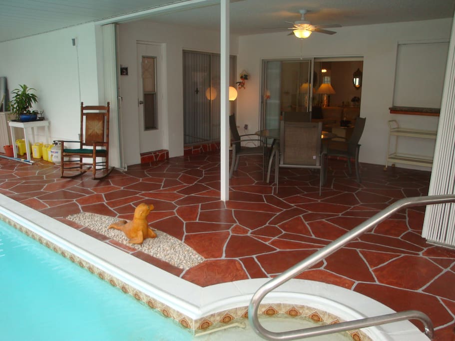 Deck has enclosed lanai area.