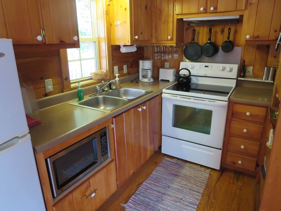 Fully equipped kitchen area.