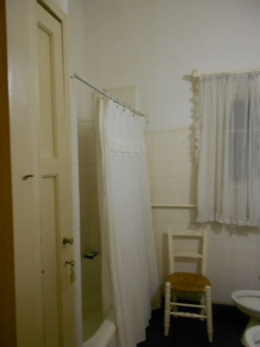 Baño principal completo.