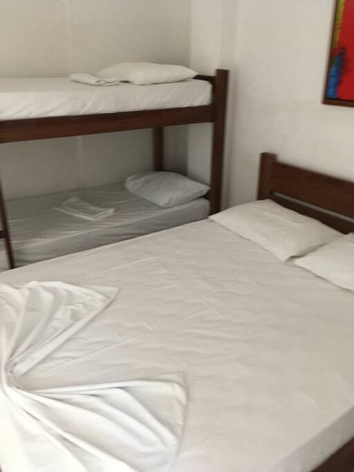Quarto quádruplo: cama de casal e Beliche.