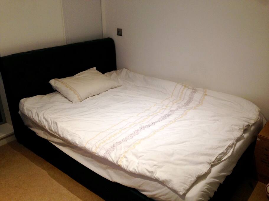 Double-size bed (extra pillow available)