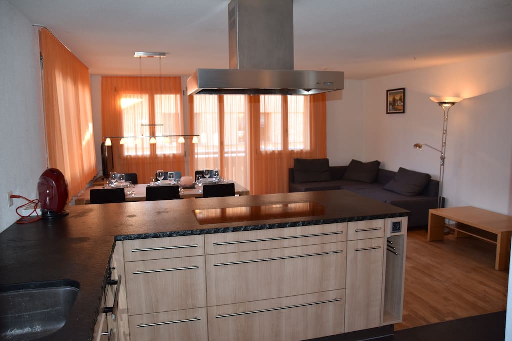 Küche mit Wohnzimmer bei Tag