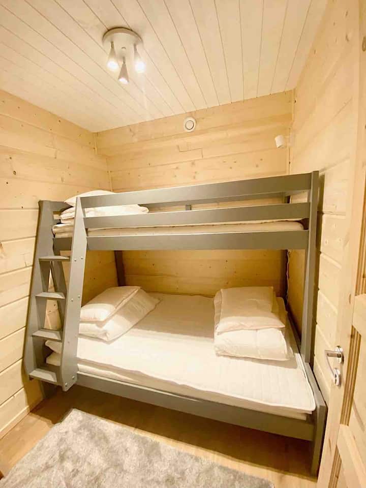 Dormitorio 4 en la planta inferior con cama familiar. Bajo tierra 120 cm y litera superior de 90 cm de ancho. 